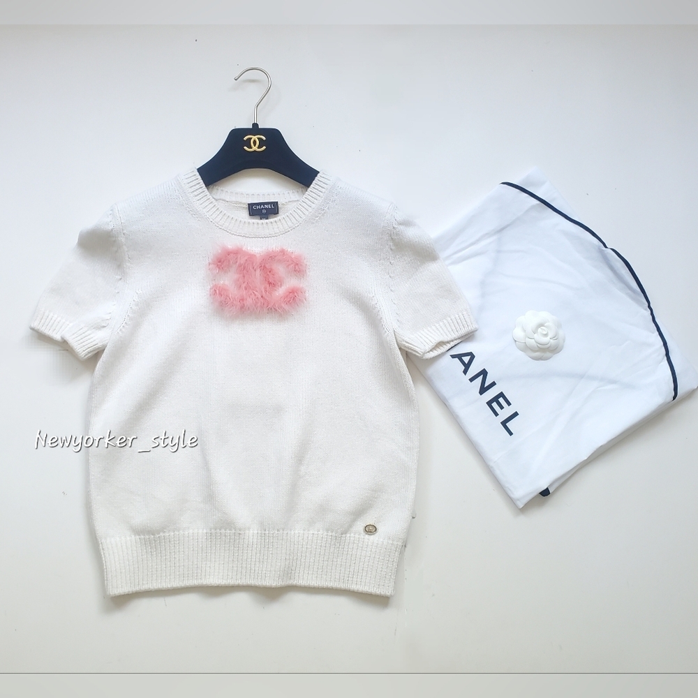 (SALE)Chanel Pink Feather CC Logo Cashmere Knit Top Limited Edition Brand New